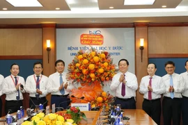 Ông Nguyễn Trọng Nghĩa chúc mừng Bệnh viện Đại học Y dược Thành phố Hồ Chí Minh. (Ảnh: Đinh Hằng/TTXVN)