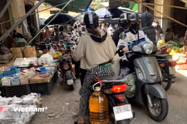 Dầu ăn giá rẻ loại 10-20 lít vẫn được các quán hàng sử dụng. (Ảnh: Sĩ Dũng/Vietnam+)
