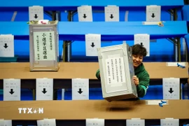 Nhân viên làm việc tại điểm kiểm phiếu trong cuộc bầu cử Hạ viện ở Tokyo, Nhật Bản ngày 8/2/2026. (Ảnh: THX/TTXVN)