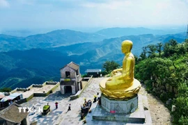 Tượng Phật Hoàng Trần Nhân Tông được đúc bằng đồng nguyên khối, cao 15m, nặng 138 tấn, tọa lạc trên đỉnh An Kỳ Sinh (Yên Tử) có độ cao 900m so với mặt nước biển. (Ảnh: Minh Đức/TTXVN)