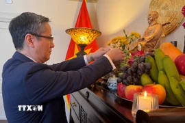 Đại sứ Việt Nam tại Canada Phạm Vinh Quang làm lễ dâng hương Chủ tịch Hồ Chí Minh trong sự kiện Tết cộng đồng Bính Ngọ 2026. (Ảnh: Hà Linh/TTXVN)