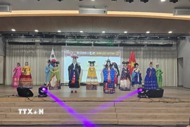 Tiết mục trình diễn Hanbok của các nghệ sỹ Hàn Quốc tại chương trình. (Ảnh: Đức Thắng/TTXVN)
