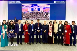 Đoàn đại biểu Việt Nam tại Kỳ họp lần thứ 43 Đại hội đồng UNESCO. (Ảnh: TTXVN phát)