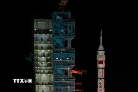 Tên lửa đẩy Trường Chinh-2F mang theo tàu vũ trụ Thần Châu-21 rời bệ phóng tại Trung tâm phóng vệ tinh Tửu Tuyền ở Tây Bắc Trung Quốc. (Ảnh: THX/TTXVN)