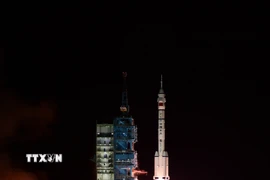 Tên lửa đẩy Trường Chinh-2F mang theo tàu vũ trụ Thần Châu-21 rời bệ phóng tại Trung tâm phóng vệ tinh Tửu Tuyền. (Ảnh: THX/TTXVN)