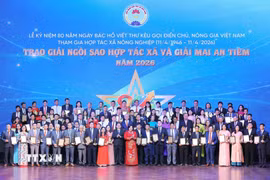 Ủy viên Ban Chấp hành Trung ương Đảng, Phó Thủ tướng Chính phủ Hồ Quốc Dũng và Tiến sỹ Cao Xuân Thu Vân, Bí thư Đảng ủy, Chủ tịch Liên minh Hợp tác xã Việt Nam, Phó Ban Chỉ đạo Quốc gia về kinh tế tập thể trao giải Ngôi sao Hợp tác xã lần thứ 3 năm 2026 cho các hợp tác xã xuất sắc. (Ảnh: Lê Đông/TTXVN)