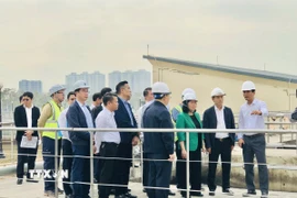 Bí thư Thành ủy Hà Nội Bùi Thị Minh Hoài và Chủ tịch Ủy ban Nhân dân thành phố Hà Nội Trần Sỹ Thanh kiểm tra tại Dự án hệ thống xử lý nước thải Yên Xá hồi tháng 12/2024. (Ảnh: Tuyết Mai/TTXVN)