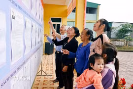 Nhân dân xã Hưng Nguyên, tỉnh Nghệ An xem danh sách bầu cử đại biểu Quốc hội khóa XVI và đại biểu Hội đồng Nhân dân các cấp nhiệm kỳ 2026-2031 tại Khu vực bỏ phiếu số 31, xã Hưng Nguyên, tỉnh Nghệ An. (Ảnh: Doãn Tấn/TTXVN)