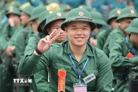 Thanh niên thành phố Huế hăng hái lên đường nhập ngũ. (Ảnh: Văn Dũng/TTXVN)