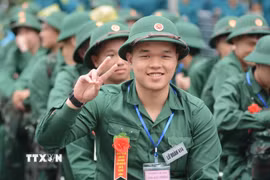 Thanh niên thành phố Huế hăng hái lên đường nhập ngũ. (Ảnh: Văn Dũng/TTXVN)