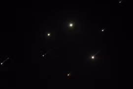 Các vệt sáng trên bầu trời thành phố Nablus, Bờ Tây khi Iran phóng tên lửa vào lãnh thổ Israel tối 14/6/2025. (Ảnh: THX/TTXVN)