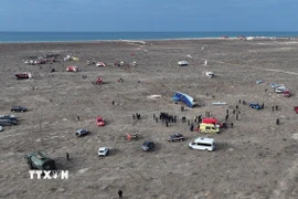 Hiện trường vụ rơi máy bay của hãng hàng không Azerbaijan Airlines gần thành phố Aktau, Kazakhstan ngày 25/12/2024. (Ảnh: THX/TTXVN)