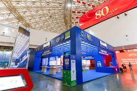 Với sắc xanh rực rỡ và thiết kế hiện đại, gian hàng Vinamilk nổi bật ngay cổng vào không gian “Khởi nghiệp kiến quốc” - nơi tôn vinh vai trò của kinh tế tư nhân theo tinh thần Nghị quyết 68 của Bộ Chính trị về phát triển kinh tế tư nhân (Ảnh: Duy Cường/Vietnam+).