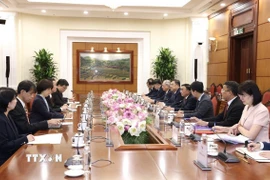 Thường trực Ban Bí thư Trần Cẩm Tú tiếp đồng chí Tanaka Yu, Phó Chủ tịch Đoàn Chủ tịch, Quyền Trưởng Ban Bí thư Đảng Cộng sản Nhật Bản. (Ảnh: Phương Hoa/TTXVN)