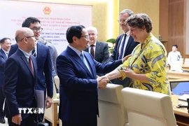 Thủ tướng Chính phủ Phạm Minh Chính với các Đại sứ, đại diện các tổ chức quốc tế tại Việt Nam. (Ảnh: Dương Giang/TTXVN)