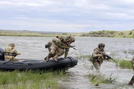 Binh sỹ Ukraine huấn luyện tại khu vực Mykolaiv ngày 14/5/2024. (Ảnh: Kyodo/TTXVN)