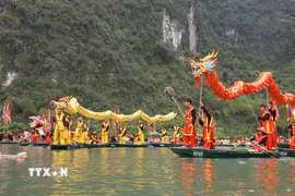 Nghi thức rước thuyền rồng độc đáo trên sông tại lễ hội. (Ảnh: Đức Phương/TTXVN)