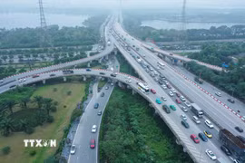 Lượng xe lưu thông ùn ứ ở nút giao thông Pháp Vân-Cầu Giẽ. (Ảnh: Minh Đức/TTXVN)