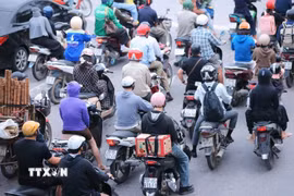 Trên tuyến đường Ngọc Hồi đi trung tâm Thành phố Hà Nội, lượng người và phương tiện gia tăng đột biến (ảnh chụp lúc 7h20'). (Ảnh: Hoàng Hiếu/TTXVN)