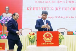 Bí thư Tỉnh ủy Yên Bái Trần Huy Tuấn bỏ phiếu bầu chức danh Trưởng Ban Kinh tế-Ngân sách và Phó Trưởng Ban Kinh tế-Ngân sách. (Ảnh: Đinh Thùy/TTXVN)