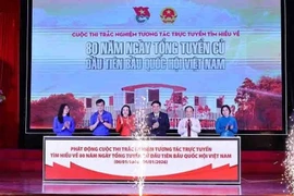 Bà Nguyễn Thị Thanh, Ủy viên Ban Chấp hành Trung ương Đảng, Phó Chủ tịch Quốc hội cùng các đại biểu thực hiện nghi thức phát động cuộc thi. (Ảnh: Minh Đức/TTXVN)