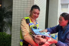 Bé trai được sinh ra trong lúc lực lượng cảnh sát giao thông chở chị H đi cấp cứu. (Nguồn: Cục Cảnh sát giao thông)