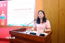 Vụ trưởng Vụ Thông tin và Thư viện của Quốc hội Hoàng Thị Lan Nhung thông tin về Kỳ họp không thường lệ thứ nhất, Quốc hội khóa XVI. (Ảnh: Phạm Kiên/TTXVN)