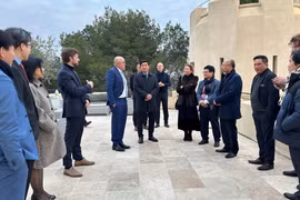 Đại sứ Đinh Toàn Thắng cùng các Tham tán thương mại, đầu tư, khoa học và công nghệ của Việt Nam trao đổi với các chủ doanh nghiệp. (Ảnh: Thu Hà/TTXVN)