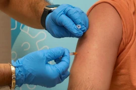 Tiêm vaccine phòng bệnh. (Ảnh: THX/TTXVN)