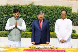 Tổng Bí thư, Chủ tịch nước Tô Lâm đặt vòng hoa tại Khu tưởng niệm Mahatma Gandhi. (Ảnh: Ngọc Thúy/TTXVN)