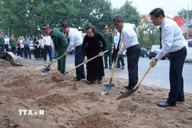 Phó Thủ tướng Phạm Thị Thanh Trà và các đại biểu động thổ khai quật. (Ảnh: Dư Toán/TTXVN)