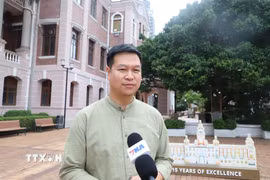 Thạc sỹ Vũ Hải Trường công tác tại Phòng Tuyển sinh của Đại học Hong Kong trả lời phỏng vấn của phóng viên TTXVN. (Ảnh: Xuân Vịnh/TTXVN)