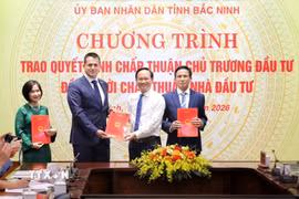 Trao quyết định chấp thuận chủ trương đầu tư, chấp thuận nhà đầu tư. (Ảnh: Danh Lam/TTXVN)