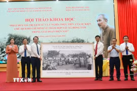 Lãnh đạo Viện Hồ Chí Minh và các lãnh tụ của Đảng tặng bức tranh Bác Hồ về thăm Hợp tác xã Đồng Tâm (tháng 3 năm 1961). (Ảnh: Tạ Toàn/TTXVN)