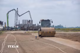Do thiếu vật liệu san lấp (cát, đá), nhiều gói thầu của dự án cao tốc Châu Đốc-Cần Thơ-Sóc Trăng đoạn qua thành phố Cần Thơ phải thi công cầm chừng. (Ảnh: Thanh Liêm/TTXVN)