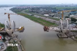 Cầu đường bộ sông Đuống được thi công với công nghệ kỹ thuật cao đúc hẫng và kéo cáp hai bên. (Ảnh: Quốc Khánh/TTXVN)