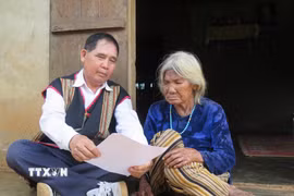 Cán bộ người dân tộc thiểu số tuyên truyền về bầu cử. (Ảnh: Dư Toán/TTXVN)