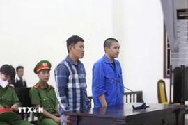 Hai bị cáo Lê Hữu Trọng và Lê Thanh Sang tại phiên tòa sơ thẩm do Tòa án Nhân dân tỉnh Tây Ninh xét xử về tội “giết người.” (Ảnh: TTXVN phát)
