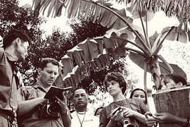Nhà báo, nhà sử học Đức Gerhard Feldbauer và vợ, phóng viên ảnh Irene Feldbauer, từng là phóng viên thường trú của ADN tại Hà Nội. (Ảnh tư liệu nhân vật cung cấp)
