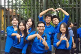 Lê Đỗ Quang (hàng trên) cùng các bạn tham gia một hoạt động của Đoàn Thanh niên. (Nguồn: Vietnam+)