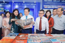 Ông Nguyễn Trọng Nghĩa, Ủy viên Bộ Chính trị, Bí thư Trung ương Đảng, Trưởng Ban Tuyên giáo và Dân vận Trung ương tham quan gian trưng bày của TTXVN. (Ảnh: Minh Quyết/TTXVN)