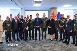 Đại sứ Đỗ Hùng Việt cùng các khách mời. (Ảnh: Thanh Tuấn/TTXVN)