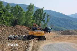 Giải phóng mặt bằng một dự án giao thông. (Nguồn: TTXVN)