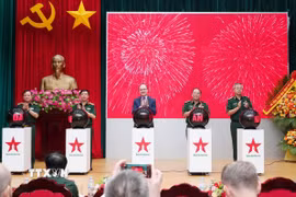 Các đại biểu thực hiện nghi thức ấn nút ra mắt Báo Quân đội nhân dân điện tử tiếng Nga. (Ảnh: Trọng Đức /TTXVN)