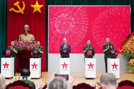 Các đại biểu thực hiện nghi thức ấn nút ra mắt Báo Quân đội nhân dân điện tử tiếng Nga. (Ảnh: Trọng Đức /TTXVN)