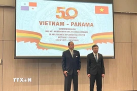 Bộ trưởng Ngoại giao Panama Javier Martínez-Acha Vásquez và Đại sứ Việt Nam tại Mexico kiêm nhiệm Panama Nguyễn Văn Hải tại Lễ kỷ niệm. (Ảnh: TTXVN phát)