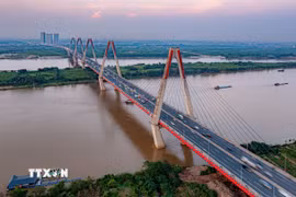 Nghị quyết về Kế hoạch phát triển kinh tế-xã hội 5 năm 2026-2030. Trong ảnh: Cầu Nhật Tân, cây cầu thép dây văng lớn nhất Việt Nam và là biểu tượng độc đáo của thủ đô Hà Nội. Cây cầu này đóng góp một phần quan trọng trong nền kinh tế cũng như giao thông vận tải của thủ đô, rút ngắn quãng đường di chuyển từ trung tâm thành phố đến Sân bay Quốc tế Nội Bài. (Ảnh: Phạm Tuấn Anh/TTXVN)