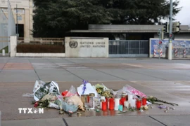 Người dân đặt nến và hoa tại một điểm tưởng niệm ngay trước trụ sở của Liên hợp quốc ở thành phố Geneva. (Ảnh: Anh Hiển/TTXVN)