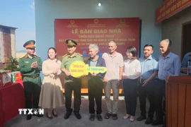 Trao tặng nhà mới cho người dân vùng lũ ở Gia Lai. (Ảnh: Sỹ Thắng/TTXVN)