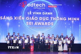 Các đơn vị, tổ chức nhận giải hạng mục "Sáng tạo giáo dục của năm/Nhà lãnh đạo giáo dục đổi mới sáng tạo." (Ảnh: Hoàng Hiếu/TTXVN)